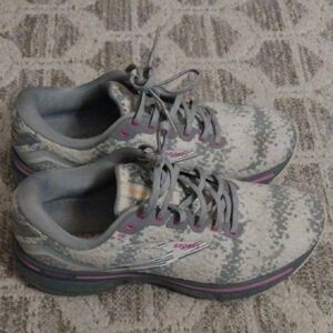 Brooks Women's Athletic Shoes in Gray and Pink